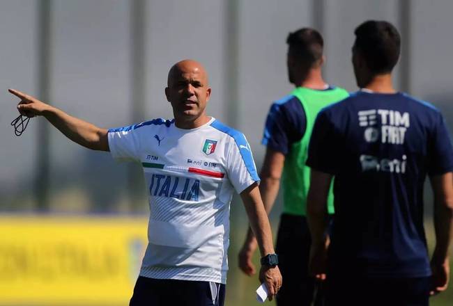 迫使其做出 迫使其做出